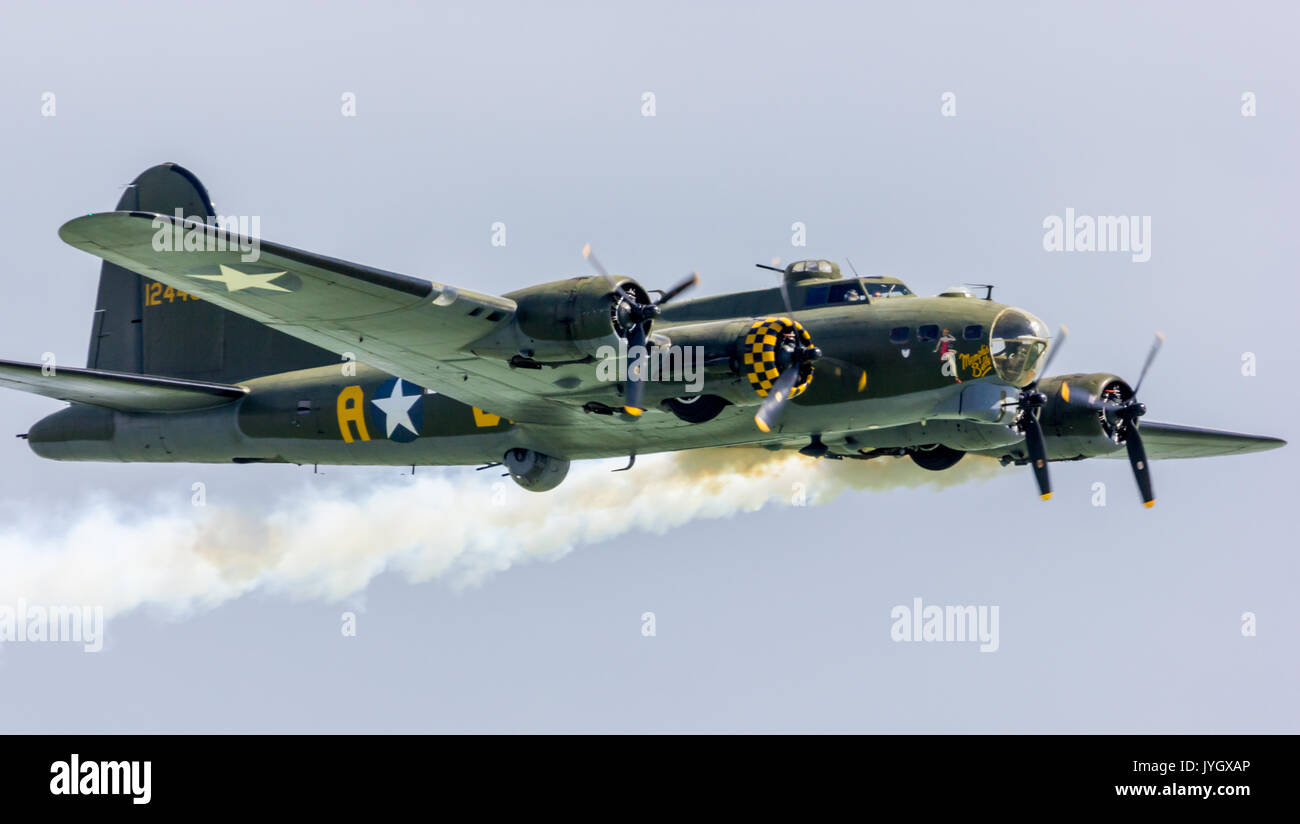 Wright cyclone engine b17 flying hi-res stock photography and images ...