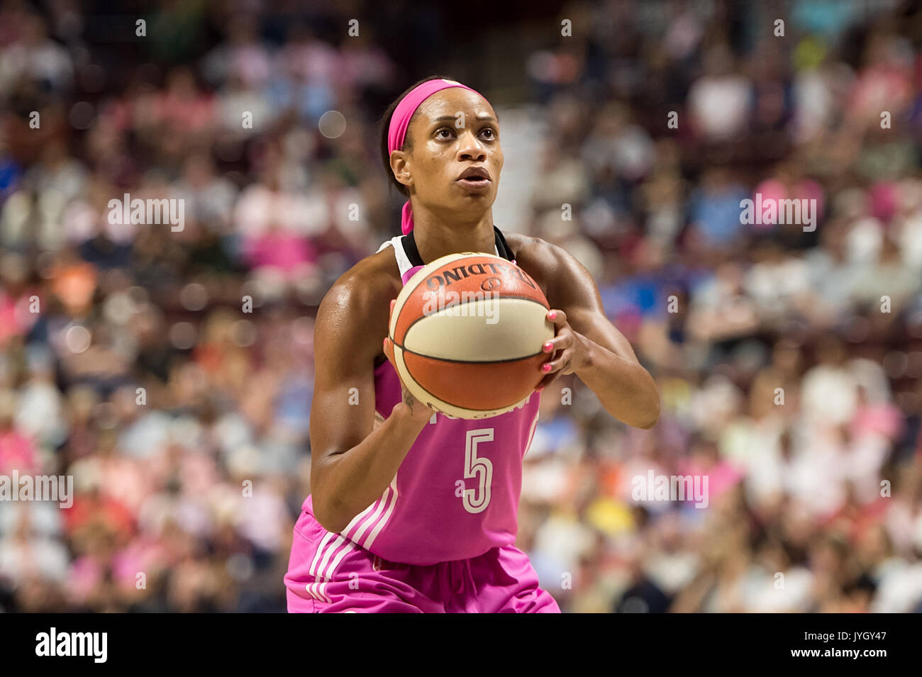 Uncasville, Connecticut, USA. 18 August, 2017. Connecticut Sun guard Jasmine Thomas (5) at the free throw line during the WNBA basketball game between the New York Liberty and the Connecticut Sun at Mohegan Sun Arena. New York defeated Connecticut 82-70. Chris Poss/Alamy Live News Stock Photo