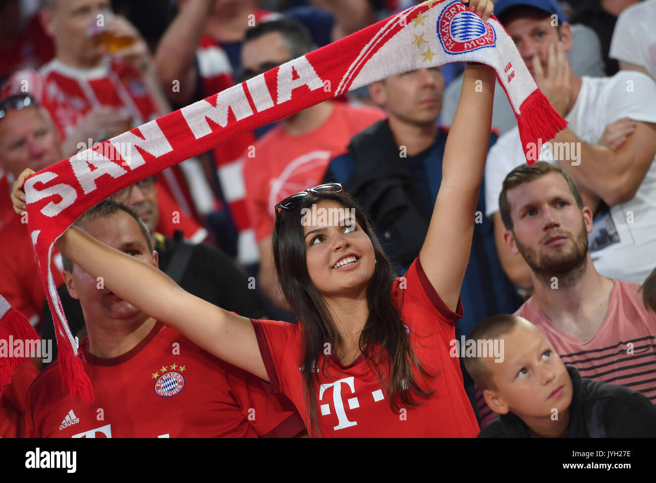 Muenchen, Deutschland. 18th Aug, 2017. junge Frau, weiblicher Bayern Fan, Fussballfan, mit Fanschal. Fussball 1. Bundesliga, 1. Spieltag, Spieltag01, FC Bayern Munich (M)-Bayer 04 Leverkusen 3-1, am 18.08.2017 in Muenchen/Deutschland, A L L I A N Z A R E N A. | Verwendung weltweit Credit: dpa/Alamy Live News Stock Photo