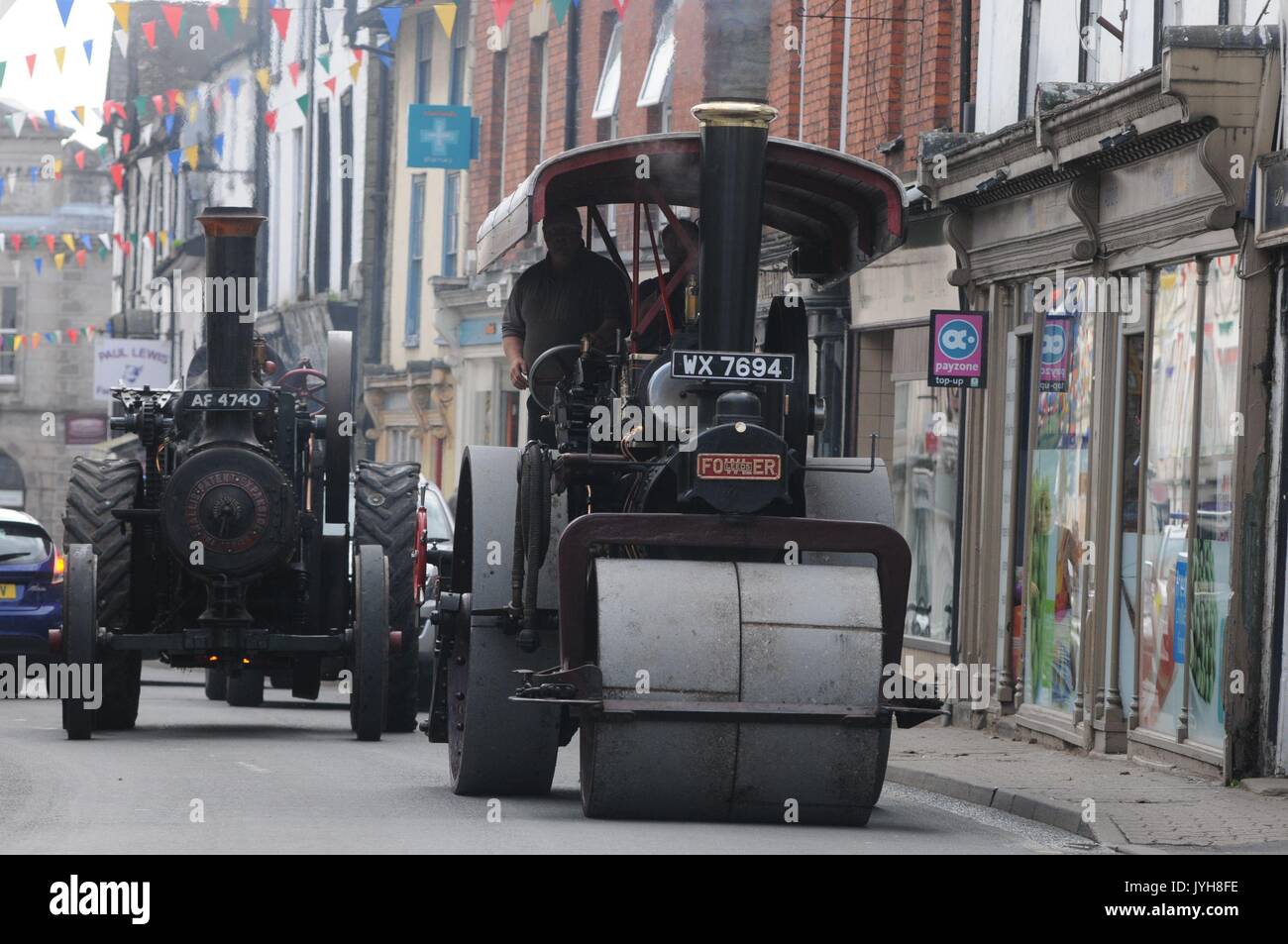 Kington, , UK. 20th Aug, 2017. The Herefordshire market town of Kington came to a standstill while a parade of vintage vehicles made their way to the Kington Vintage Club's 25th Annual Show. A1931 Fowler DNA Steam Roller followed by a Wallis and Steevens Traction Engine make their way up Kington High Street. Credit: Andrew Compton/Alamy Live News Stock Photo