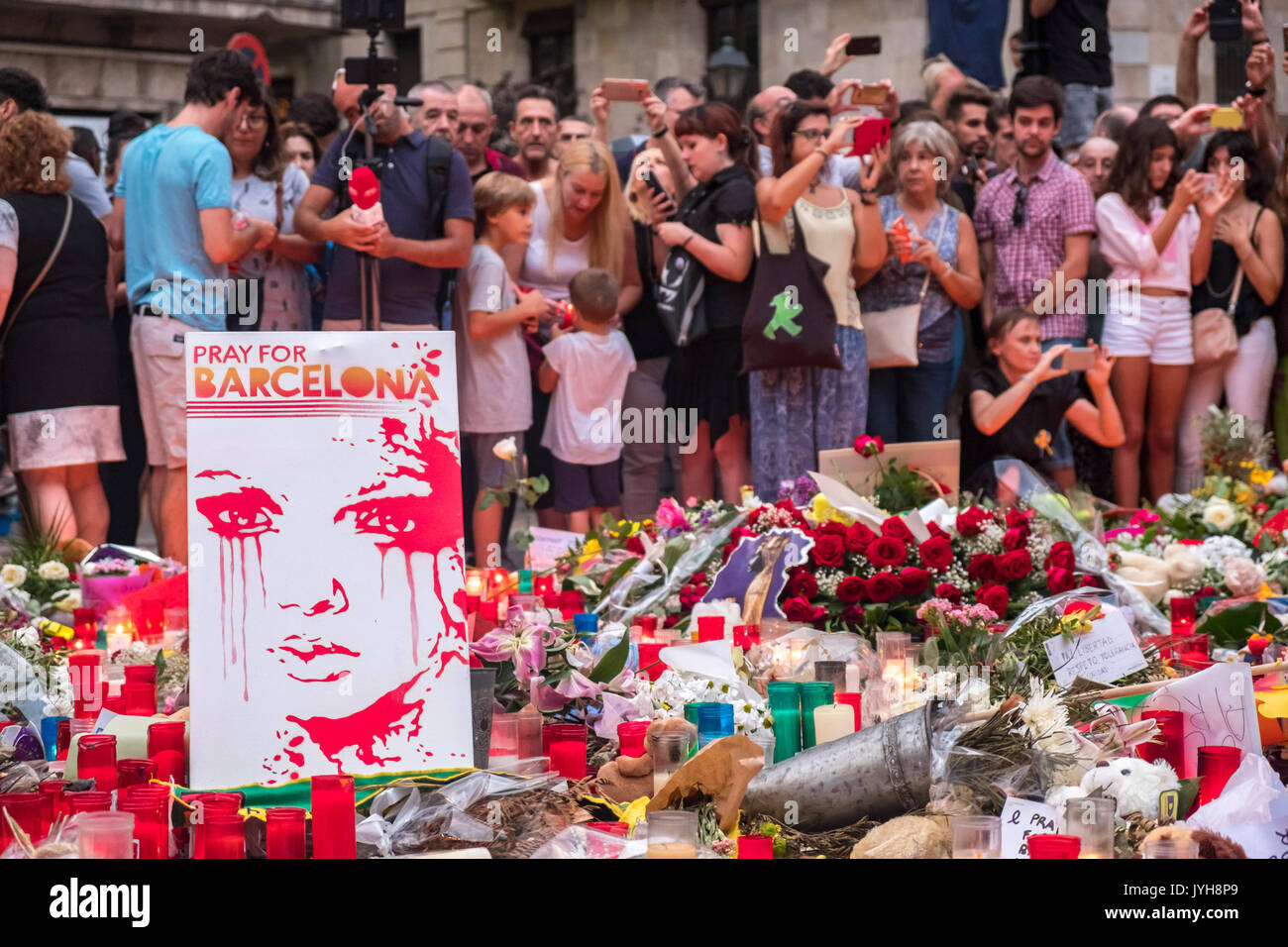 Barcelona, Spain. 19th Aug, 2017. On 19 August 2017 the city of Barcelona suffered the ISIS terrorist attack, with a total of 13 dead and hundreds injured. The city was an example of generosity with the victims and of brotherhood with the Muslim people. Barcelona shouts to the whole world: We are not afraid! Credit: Miguel Galmés/Alamy Live News Stock Photo