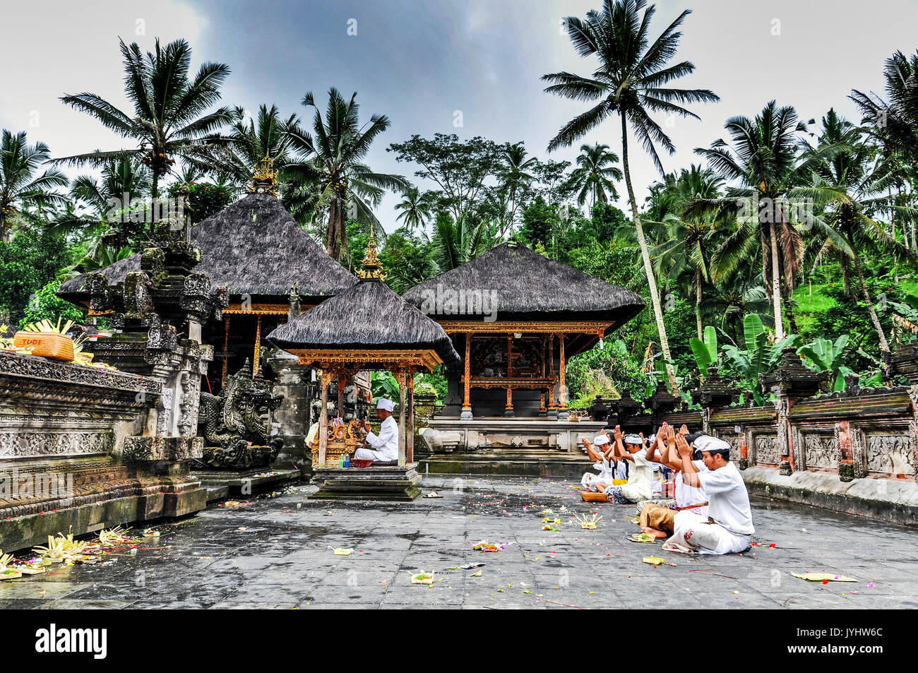 Indonésie. Bali. Tampaksiring. Environ de Ubud. Région centre. Temple Pura  Tirta Empul, cérémonie religieuse // Indonesia, Bali. Tampaksiring. Outskir  Stock Photo - Alamy