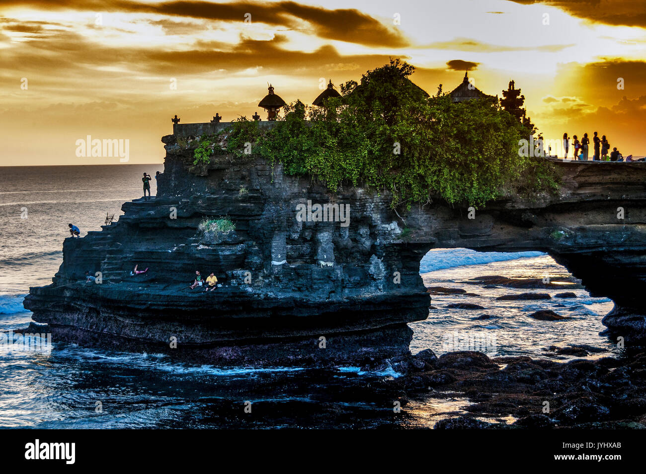 Pura Tanah Lot: Tempat Sempurna untuk Fotografi Sunset di Pulau Bali