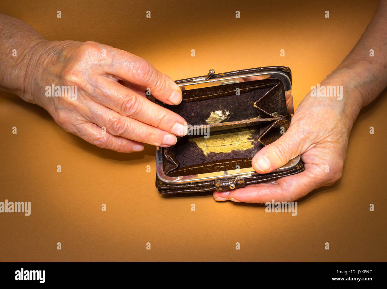 Найду ли я кошелек. Пустой кошелек в руках. Бабушка с кошельком. Пенсионерка с кошельком. Бабушка с пустым кошельком.