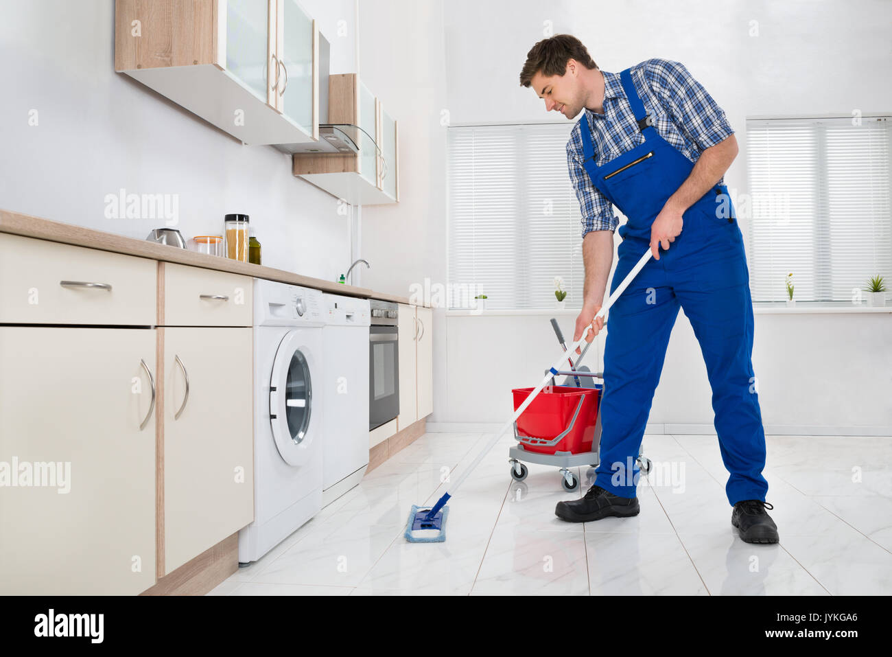 девушка подметает пол. подметать пол. человек подметает пол. пыль под диваном. девушка пылесосит ковер дома.