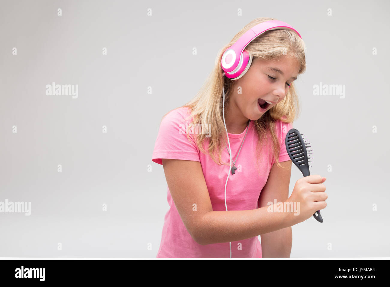 Sing hairbrush hi-res stock photography and images - Alamy