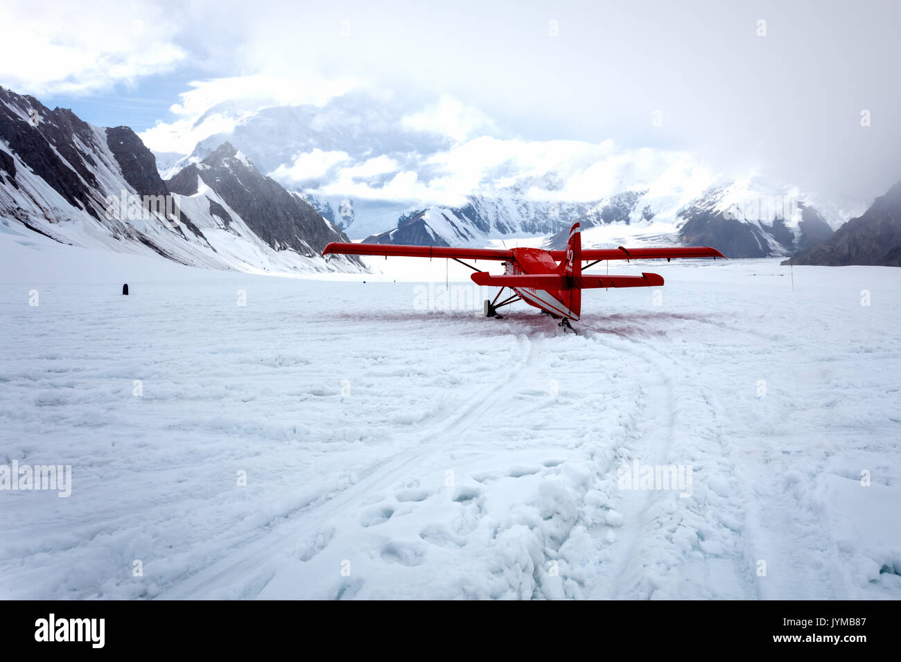 https://c8.alamy.com/comp/JYMB87/small-bush-plane-lands-on-snowy-glacier-JYMB87.jpg