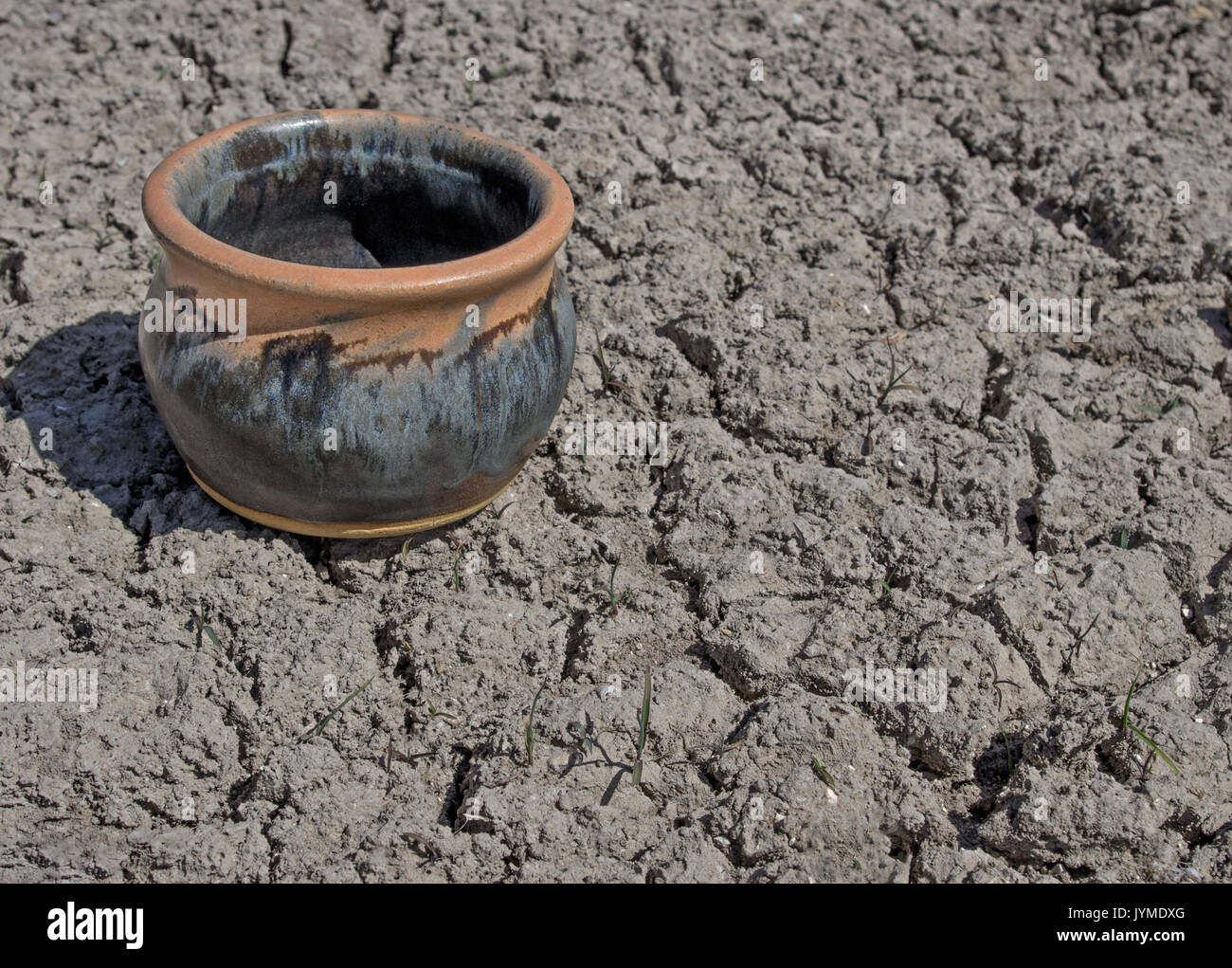 Cracked clay pot hires stock photography and images Alamy