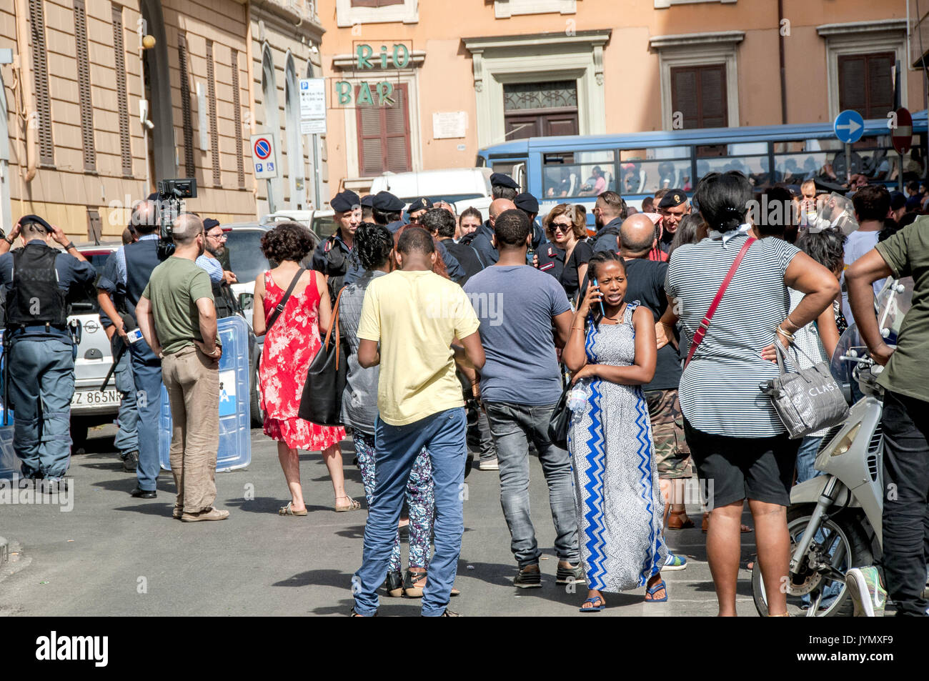 Cleared a palace in Independence Square in Rome near Termini station. It had been occupied in October 2013 by hundreds of Eritrean and Somali refugees. More than 500 law enforcement officers used for clearing. Former occupants were raised on 5 police buses and also on several public bus buses and were taken to the identification center. Some of them blocked for a few minutes the road to Termini Station and immediately armored (about 23 plus a hydrant) moved to be used against those who protested. Again, no alternative solution has been proposed for expelled refugees. In the street a thousand p Stock Photo