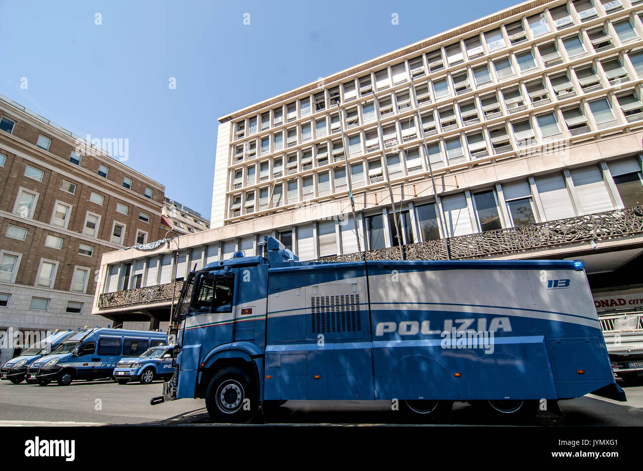 Cleared a palace in Independence Square in Rome near Termini station. It had been occupied in October 2013 by hundreds of Eritrean and Somali refugees. More than 500 law enforcement officers used for clearing. Former occupants were raised on 5 police buses and also on several public bus buses and were taken to the identification center. Some of them blocked for a few minutes the road to Termini Station and immediately armored (about 23 plus a hydrant) moved to be used against those who protested. Again, no alternative solution has been proposed for expelled refugees. In the street a thousand p Stock Photo