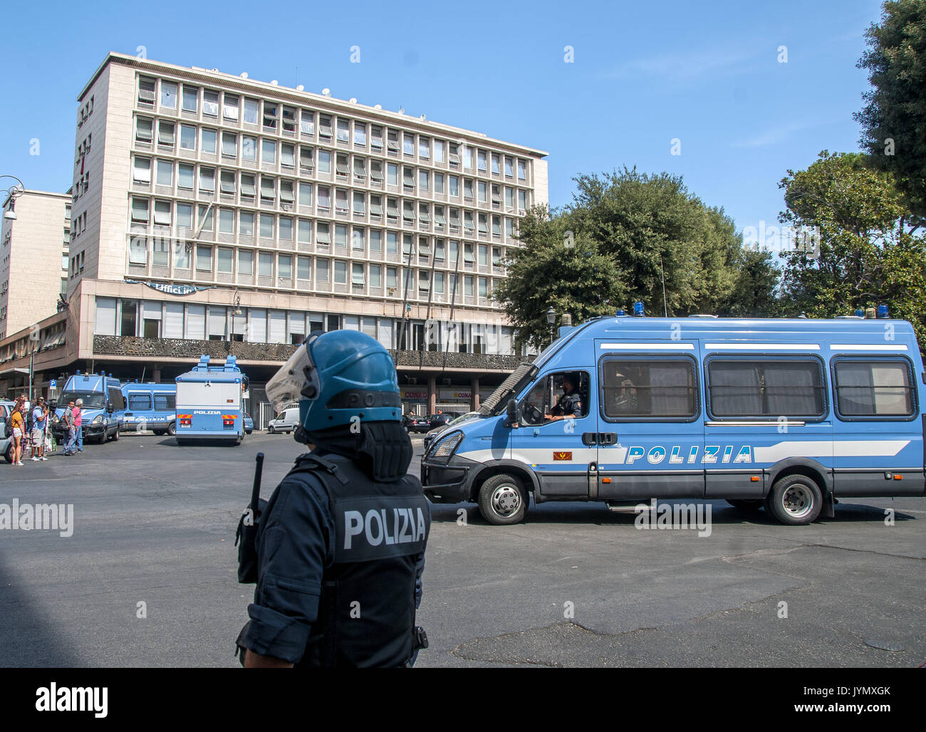 Cleared a palace in Independence Square in Rome near Termini station. It had been occupied in October 2013 by hundreds of Eritrean and Somali refugees. More than 500 law enforcement officers used for clearing. Former occupants were raised on 5 police buses and also on several public bus buses and were taken to the identification center. Some of them blocked for a few minutes the road to Termini Station and immediately armored (about 23 plus a hydrant) moved to be used against those who protested. Again, no alternative solution has been proposed for expelled refugees. In the street a thousand p Stock Photo