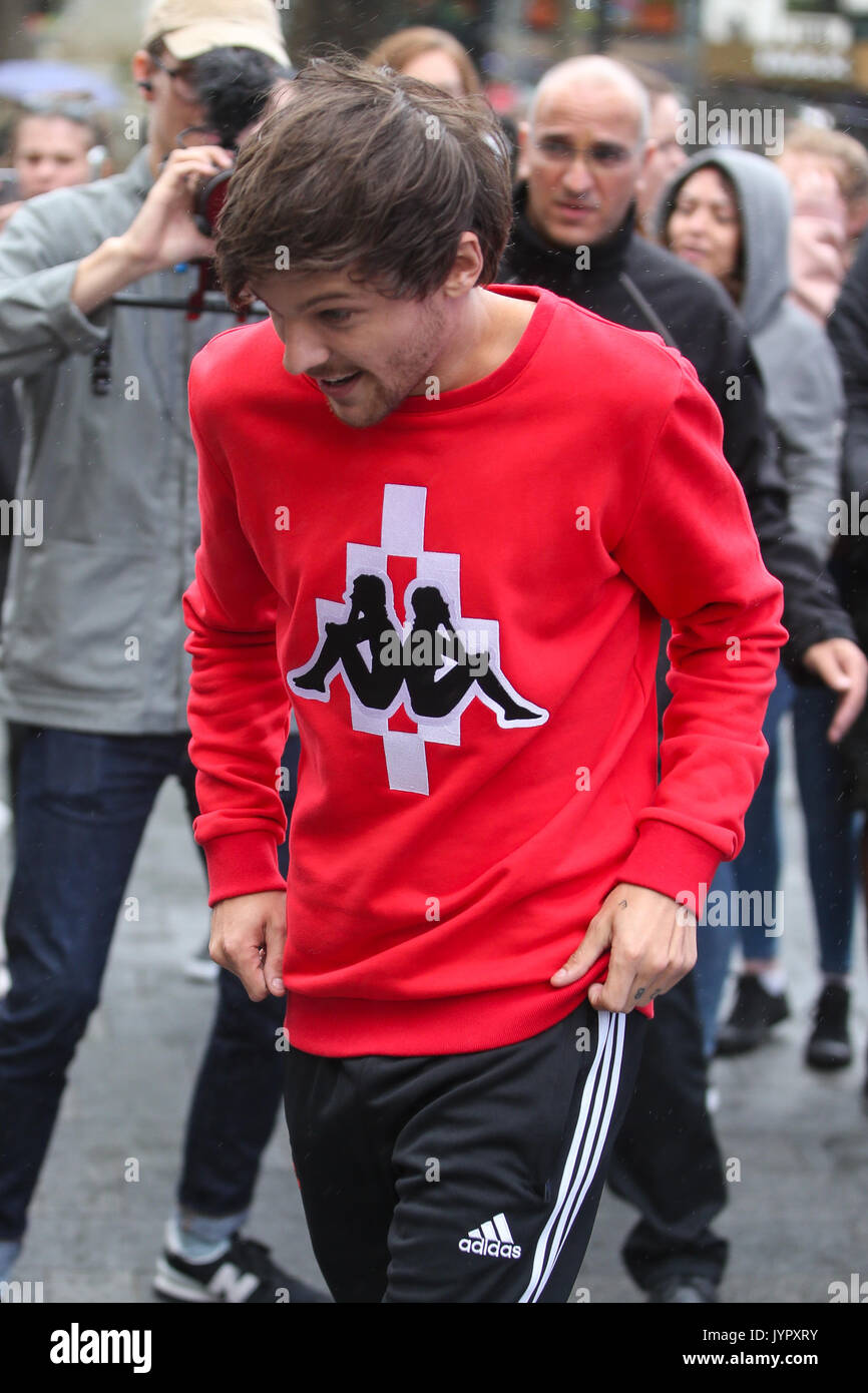 Schots oven Schadelijk Louis Tomlinson leaving Global Radio studios leaving loads of fans upset as  he rushed to his car in the rain. He was going to have selfie with at least  40-50 fans in