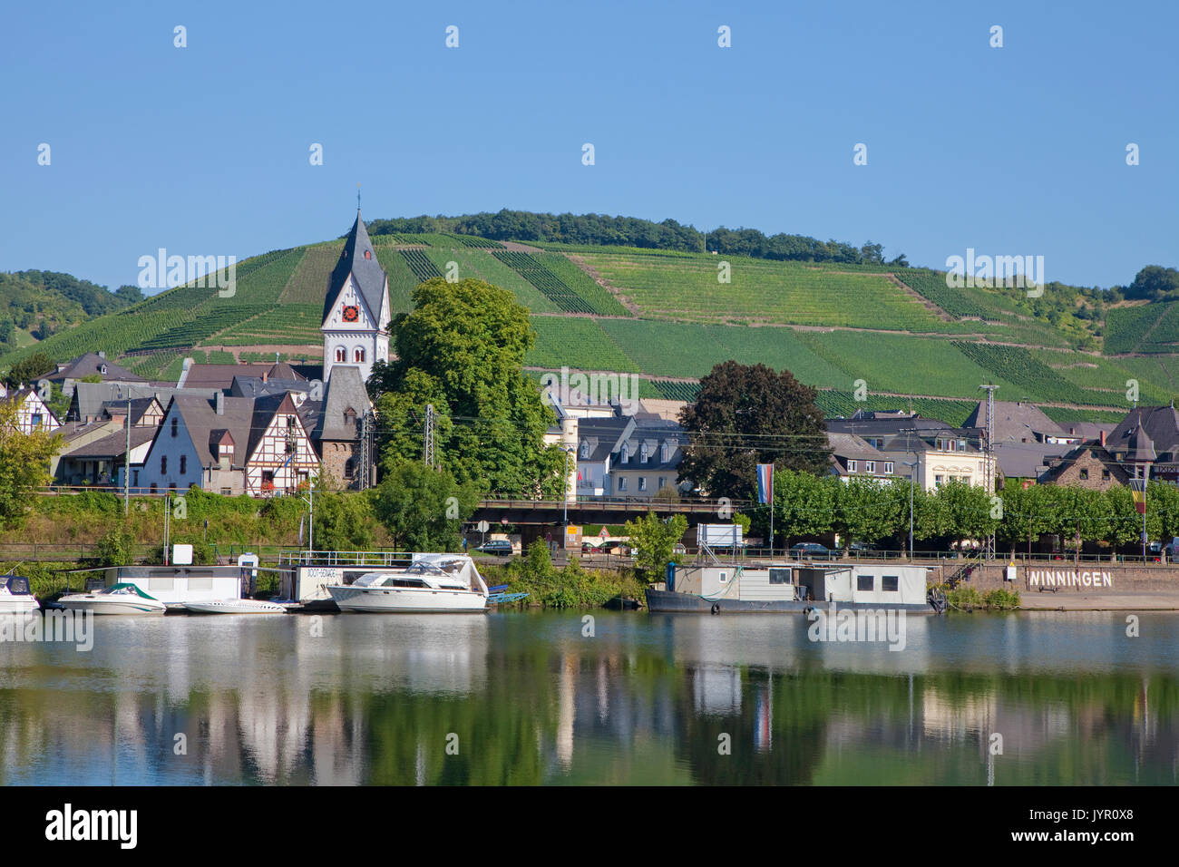 Weinort Winningen mit evangelischer Kirche, Untermosel, Landkreis Mayen-Koblenz, Rheinland-Pfalz, Deutschland, Europa | Wine village Winningen with ch Stock Photo