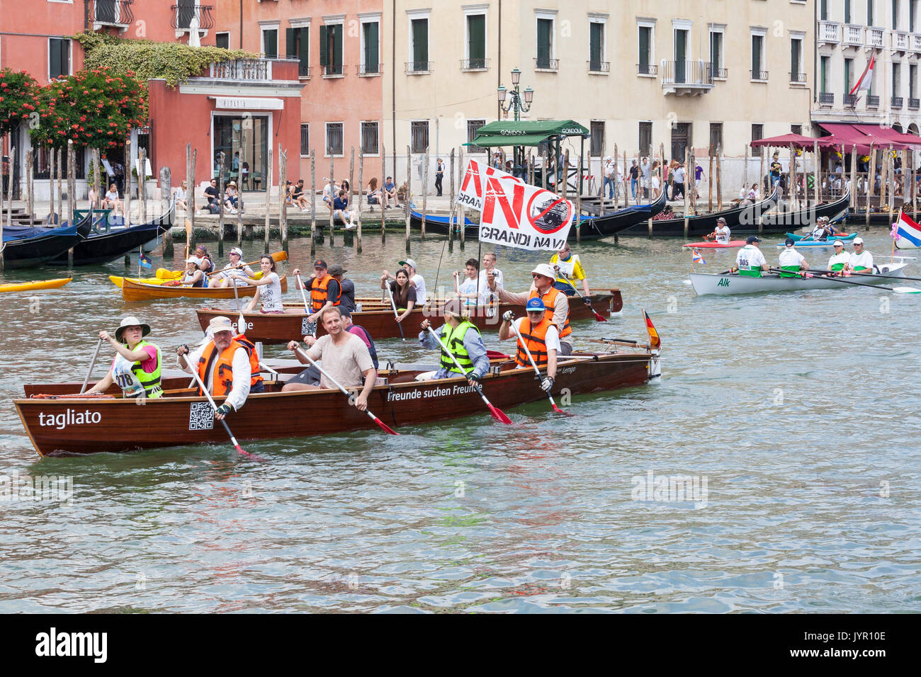 Venice, Veneto, Italy. 4 June 2017. The No Grandi Navi boats participate in the 43rd Vogalonga Regatta rowing down the Grand Canal towards the Finish  Stock Photo