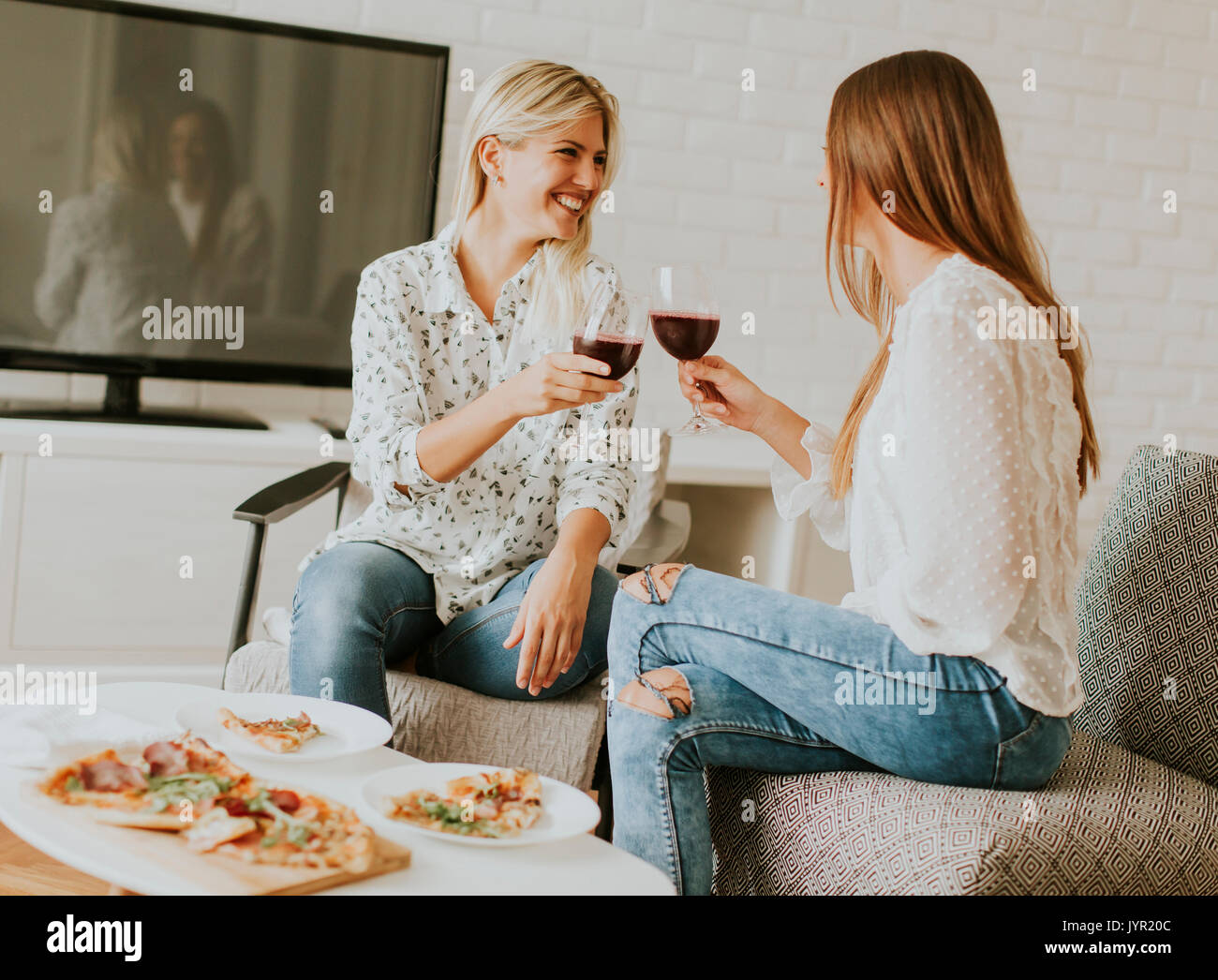 Хотеть сидеть предложение. Ест пиццу пьет вино. Женщины под деревом пьют вино едят апельсин.