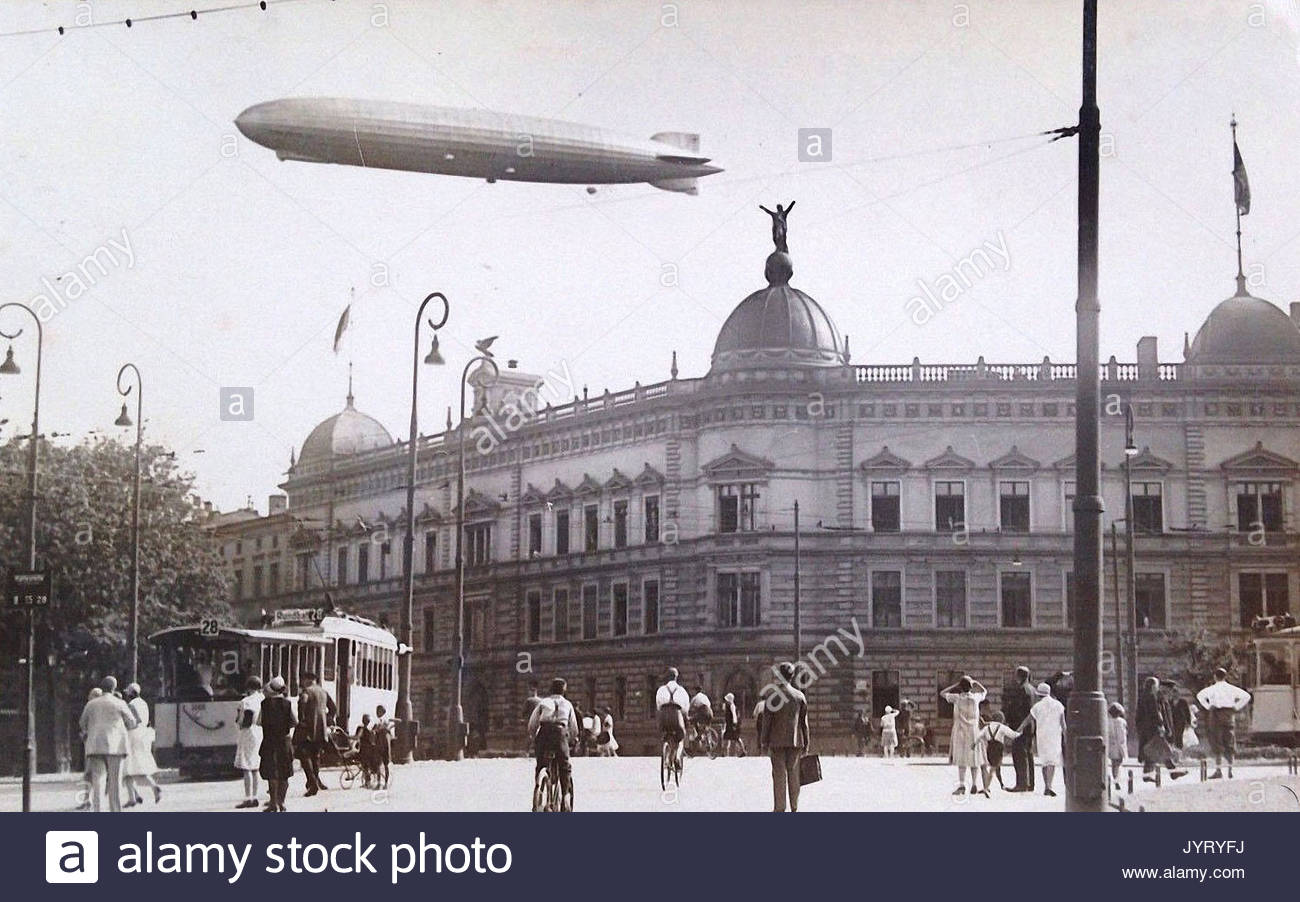 https://c8.alamy.com/comp/JYRYFJ/old-photograph-showing-graf-zeppelin-flying-over-breslau-in-germany-JYRYFJ.jpg