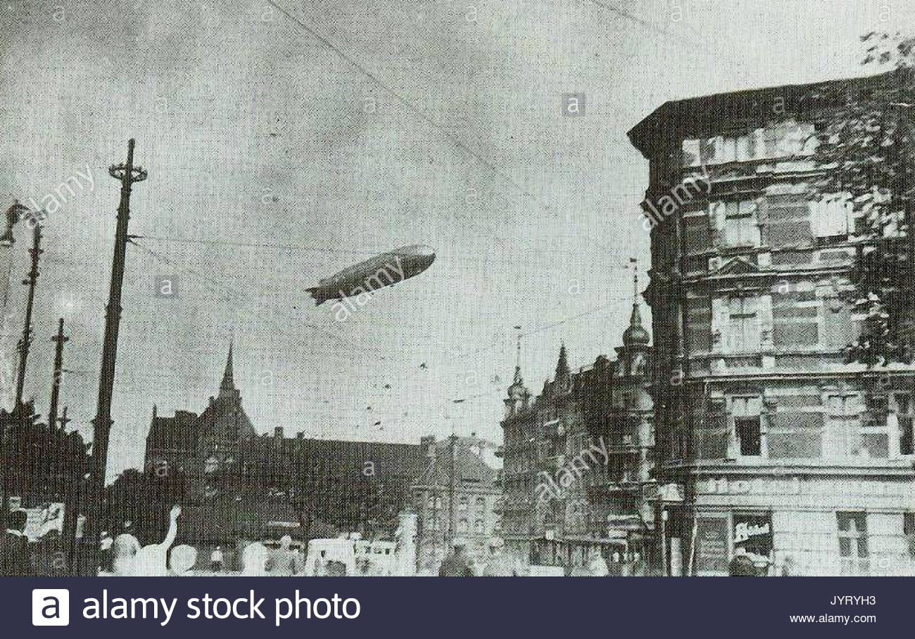 https://c8.alamy.com/comp/JYRYH3/old-photograph-showing-graf-zeppelin-flying-over-breslau-in-germany-JYRYH3.jpg