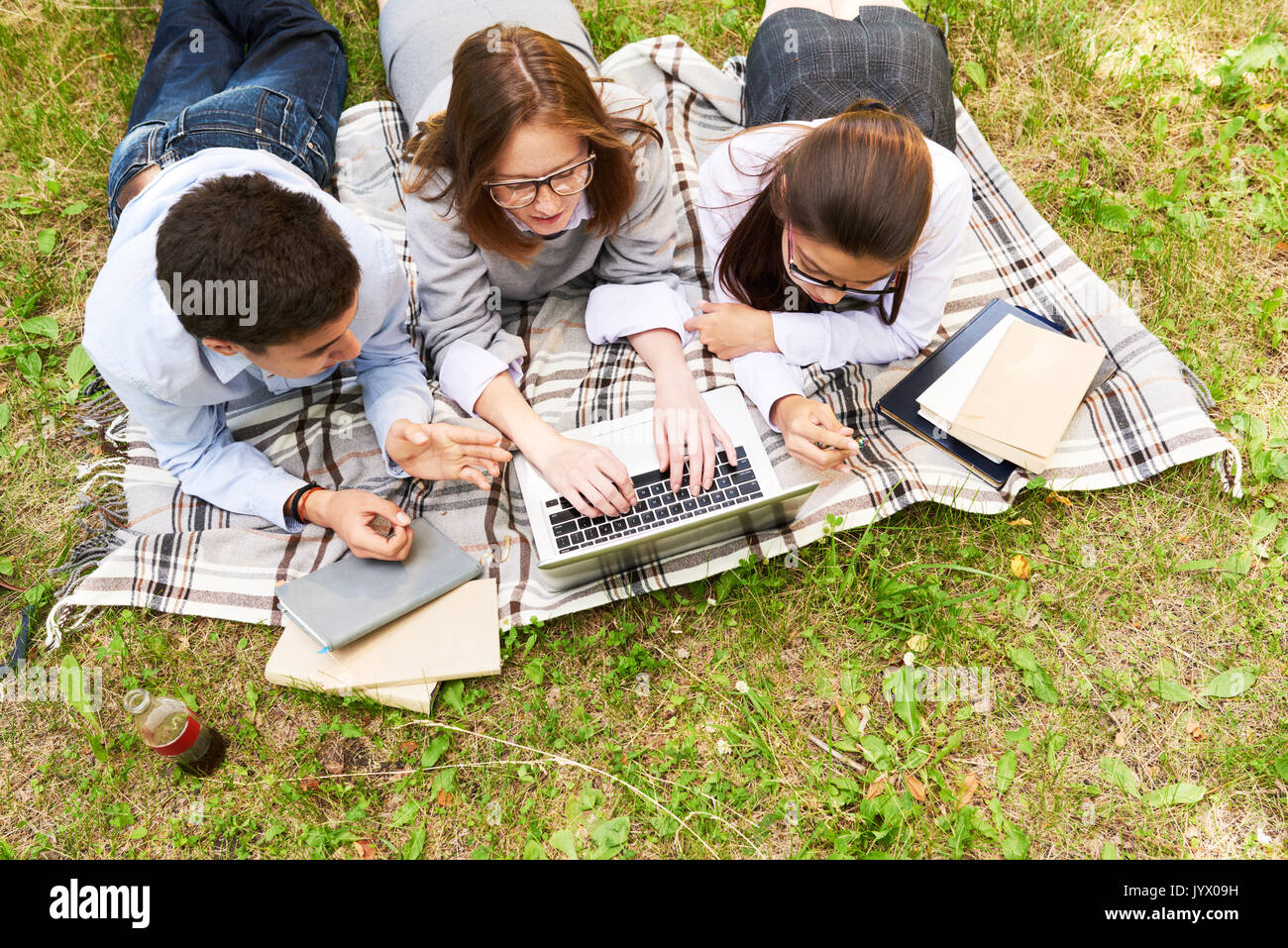 Группа учащихся изучала. Описание ученика. Школьники лежат кружком на земле. Школьник лежит на парке.