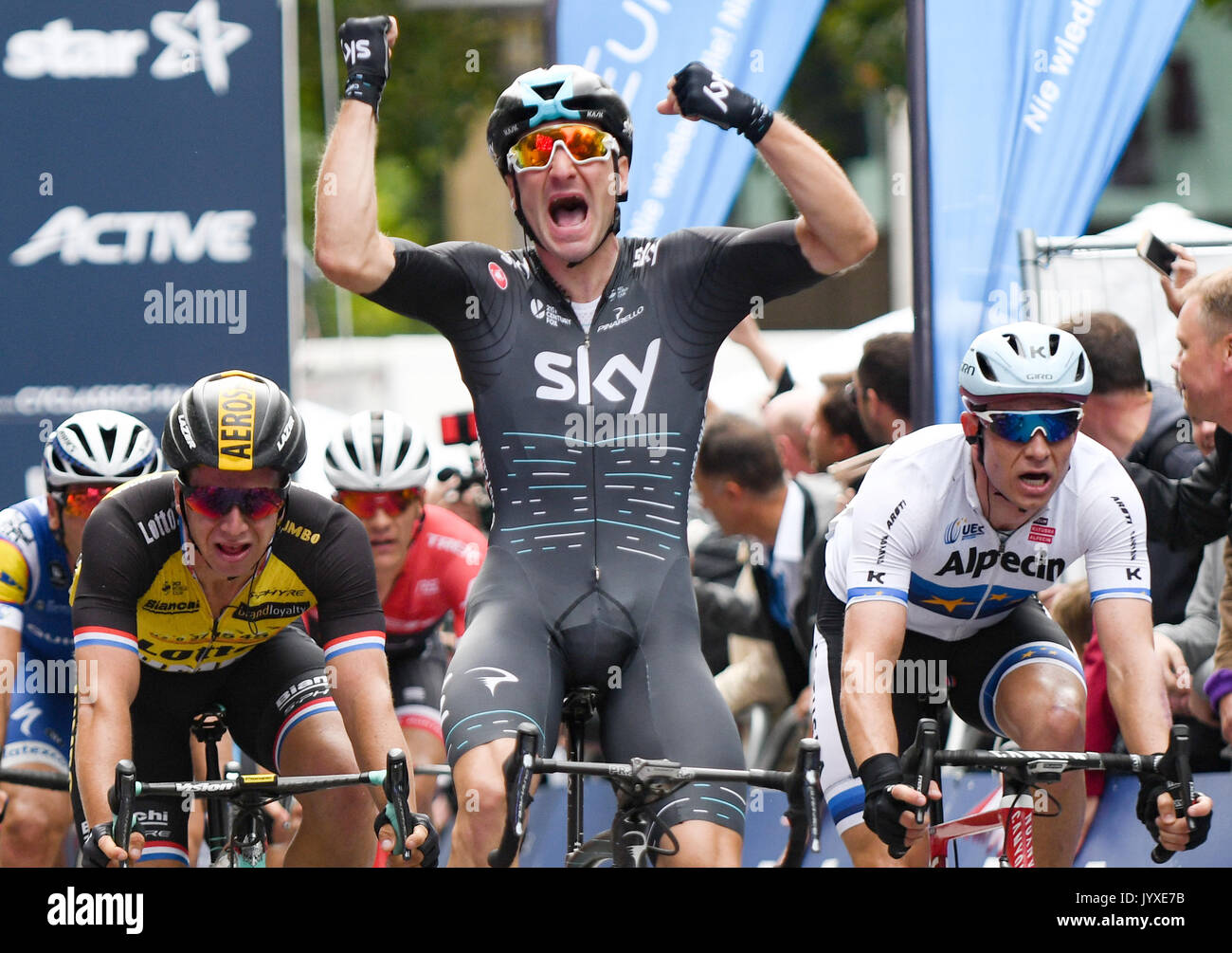 Hamburg, Germany. 20th Aug, 2017. Elia Viviani (c) of Italy celebrates his victory at the finish of the Euro Eyes Cyclassics in Hamburg, Germany, 20 August 2017. Dylan Groenewegen of the Netherlands (L) came third. Photo: Axel Heimken/dpa/Alamy Live News Stock Photo
