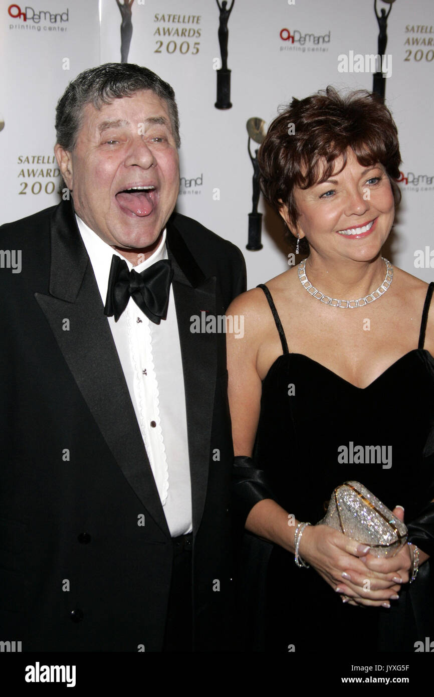 (dpa) - US actor and comedian Jerry Lewis (L) pulls a face as he arrives with his wife Sandee Pitwick for the Satellite Awards in Beverly Hills/Hollywood, California, USA, 23 January 2005. | usage worldwide Stock Photo