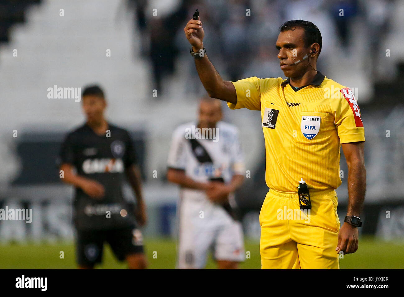 Campinas, Brazil. 20th Aug, 2017. Referee during the match between Ponte Preta and Botafogo, valid for the 21st round of the Brazilian Championship 2017, held at the Moises Lucarelli Stadium in Campinas (SP). Credit: Marco Galvão/FotoArena/Alamy Live News Stock Photo