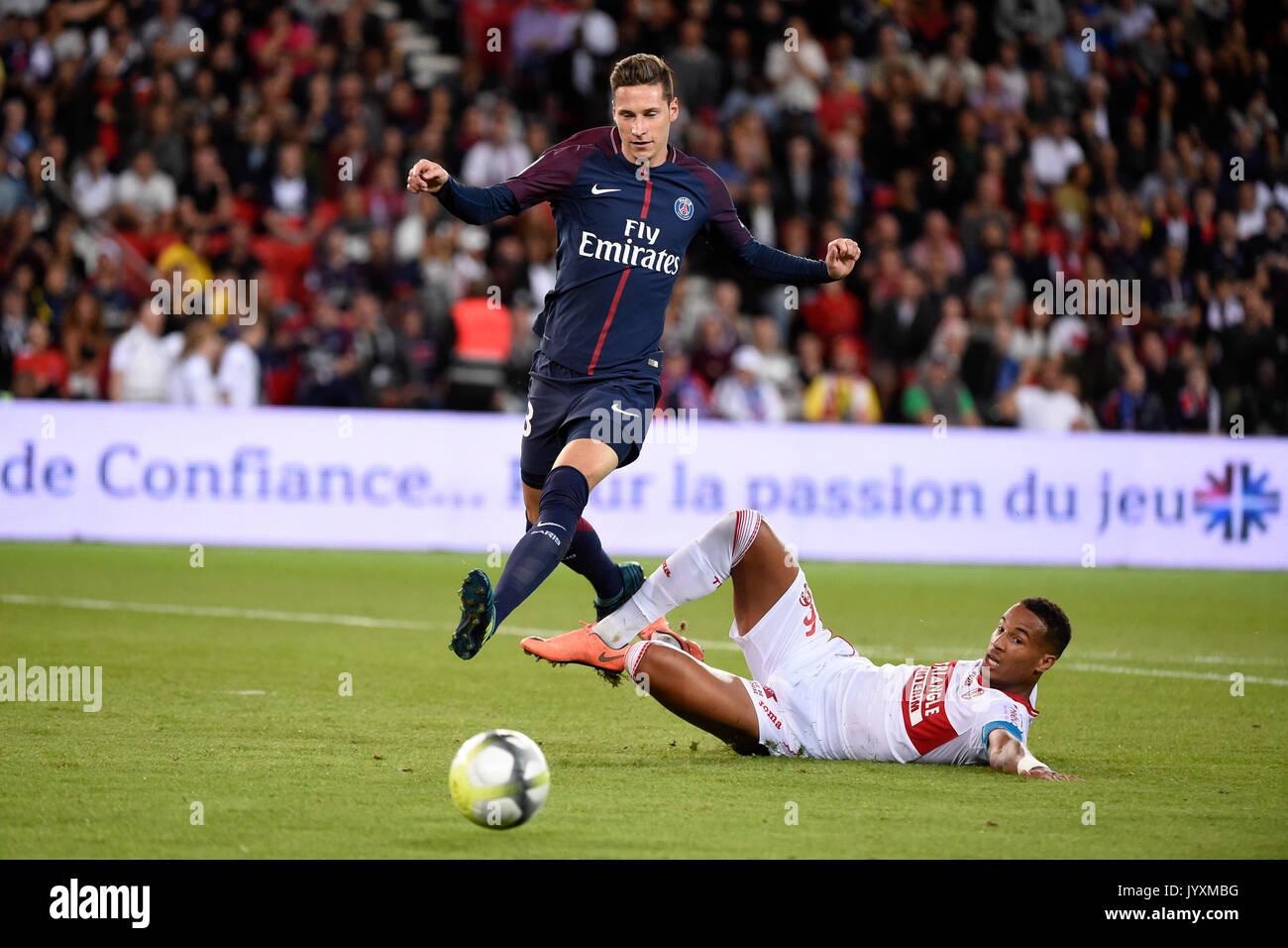 Paris. 20th Aug, 2017. Julian Draxler (L) from Paris Saint Germain ...