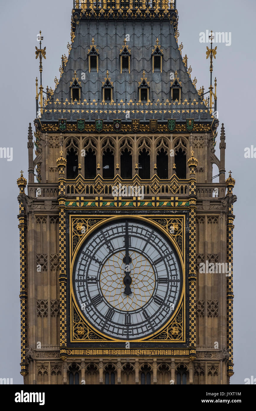 London, UK. 21st Aug, 2017. The clock strikes noon - Big Ben Bongs its last  for several years in front of a large crowd in Parliament Square, London.  Credit: Guy Bell/Alamy Live