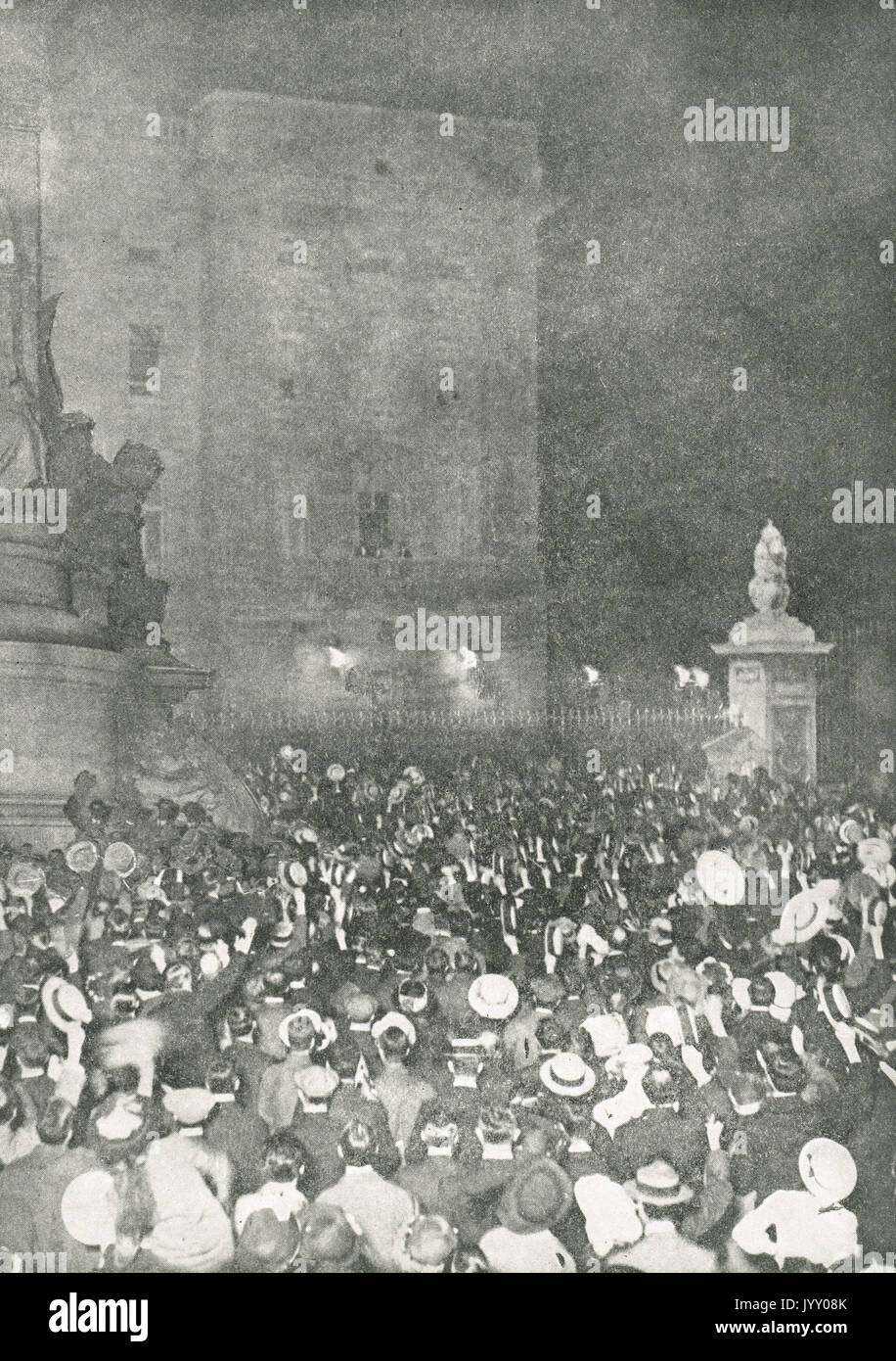 Ccrowd awaiting declaration of war outside Buckingham palace, 4 Aug 1914 Stock Photo