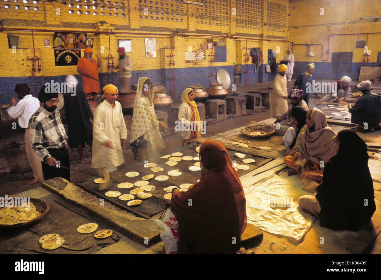 Making chapatis at community kitchen in Gurudwara Bangla Sahib (Sikh temple), Delhi, India Stock Photo