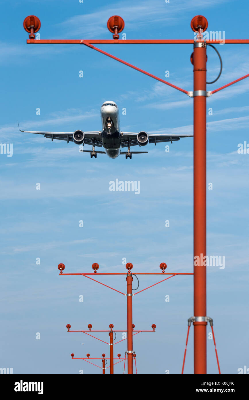 Approach light towers hi-res stock photography and images - Alamy