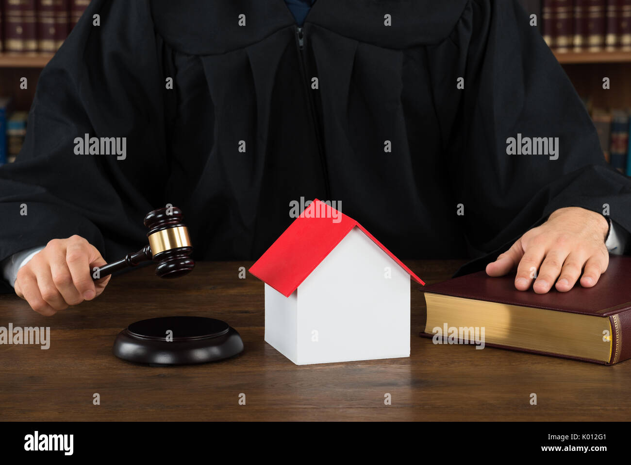 Judge gavel hitting hires stock photography and images Alamy