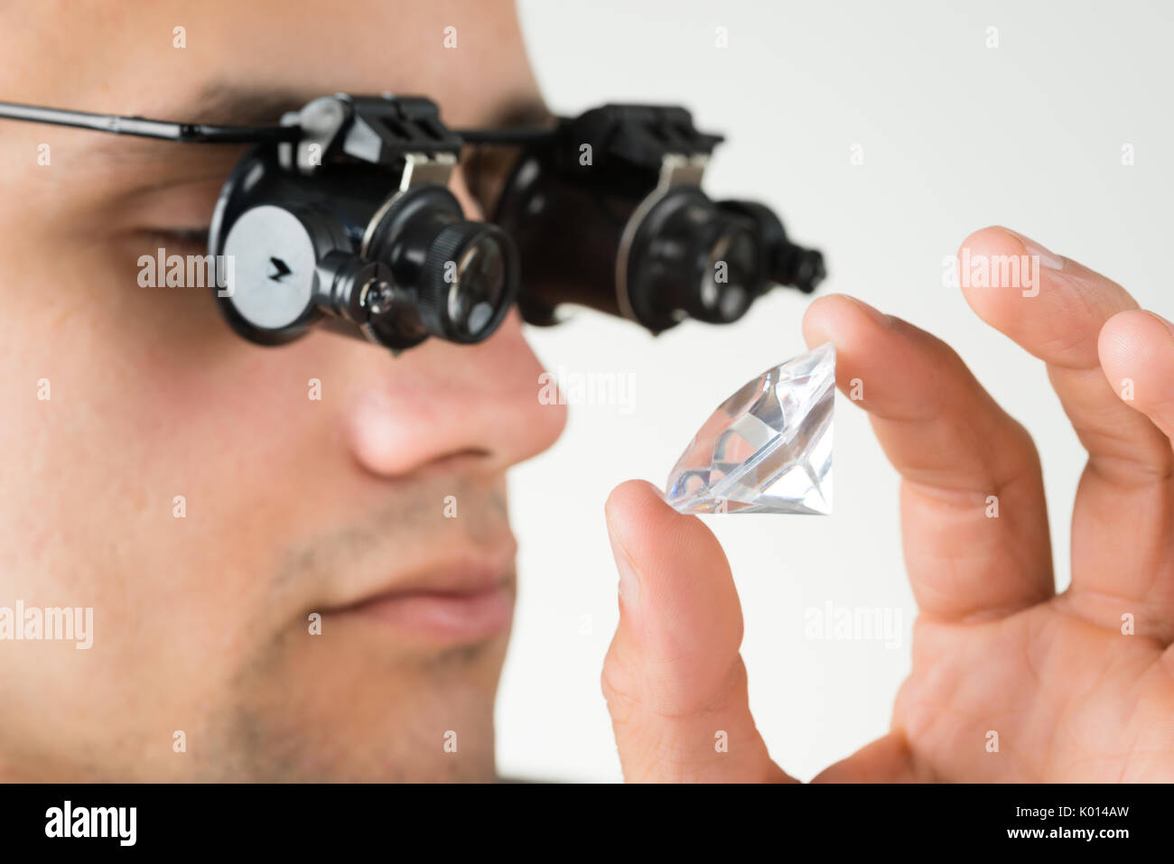 Diamond magnifying glass hires stock photography and images Alamy