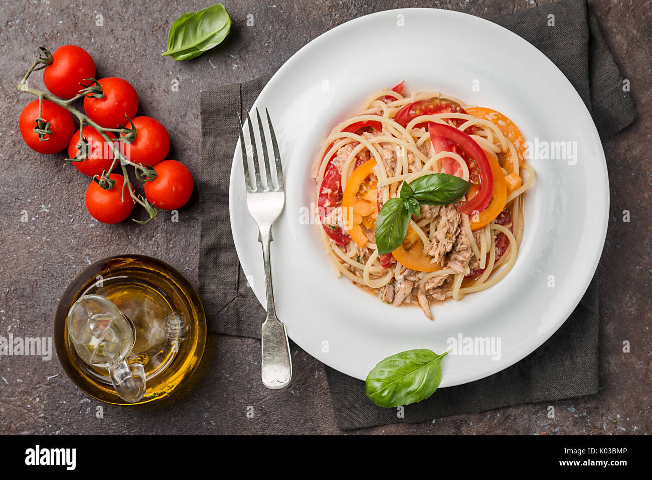 spaghetti with tuna and tomatoes Stock Photo - Alamy