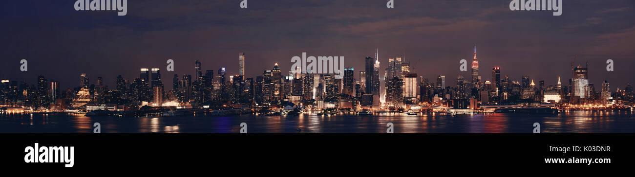 Manhattan midtown skyscrapers and New York City skyline at night ...