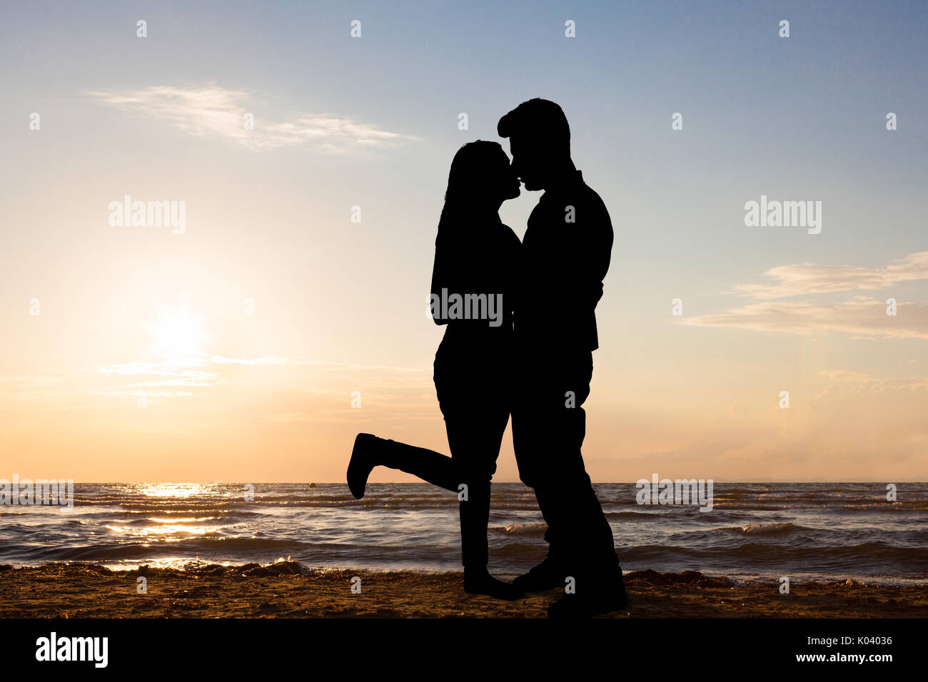 Couple kissing silhouette hi-res stock photography and images - Alamy