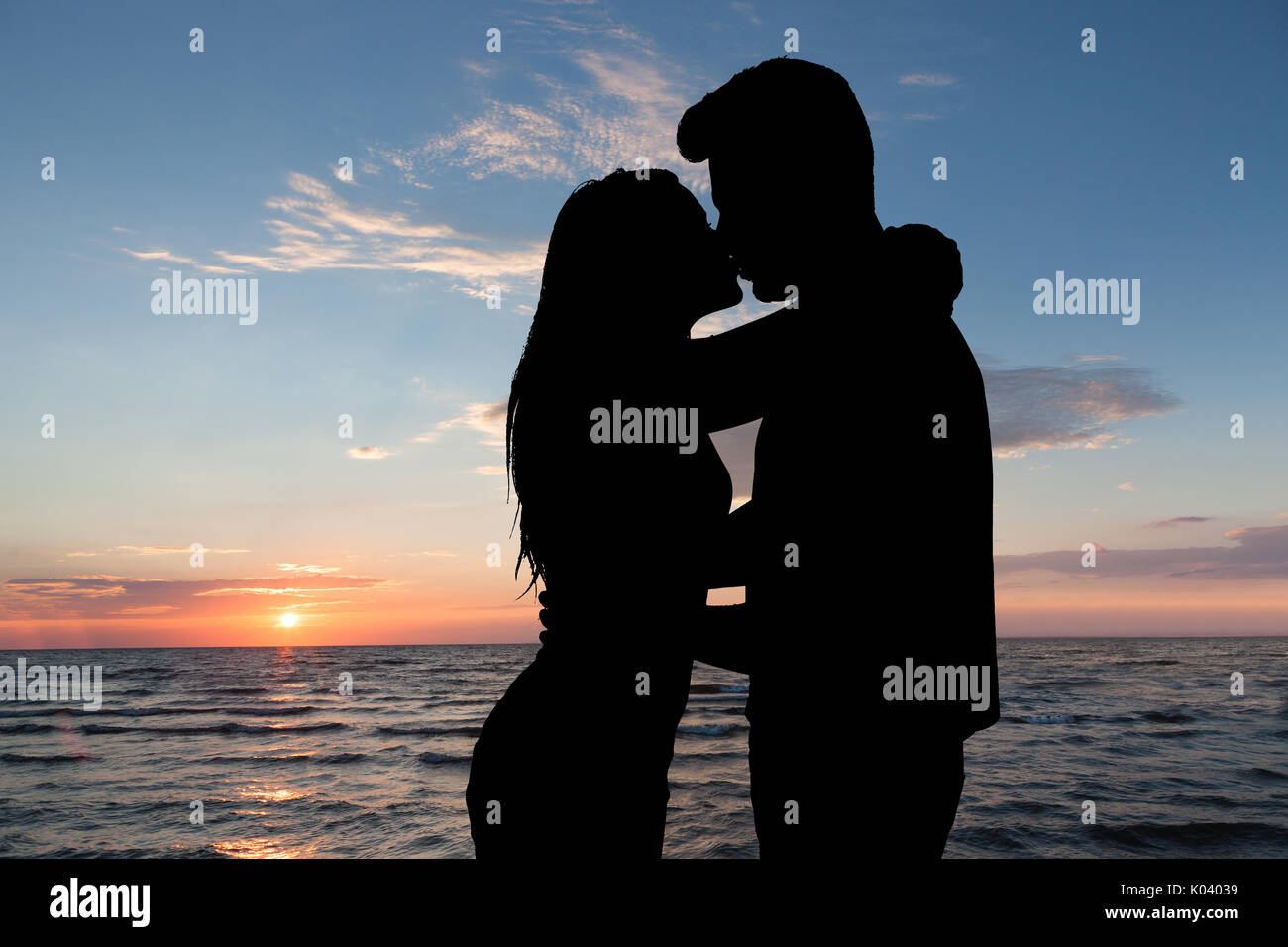 Couple kissing silhouette hi-res stock photography and images - Alamy