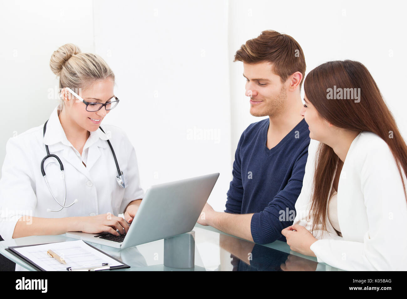 Doctor couple hi-res stock photography and images - Alamy
