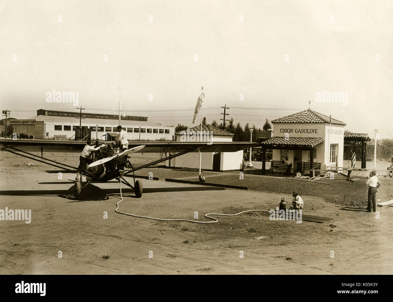 Located on the highway beside  Los Angeles Metropolitan  Airport, this service station  caters for vehicles on the  highway and also for aircraft  using the airfield     Date: 1929 Stock Photo