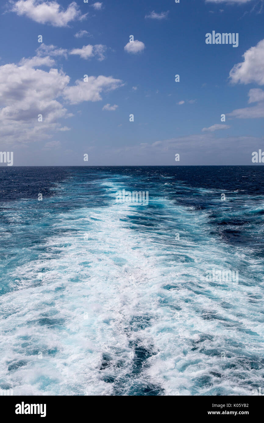 Sea ocean horizon ship hi-res stock photography and images - Alamy