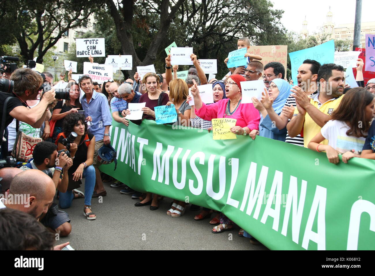 Barcelona, Spain. 21st Aug, 2017. Spain muslim comunity at a demonstration against Barcelona terrorist attacks at Catalunya Square on Monday 21st August 2017. Credit: Gtres Información más Comuniación on line,S.L./Alamy Live News Stock Photo
