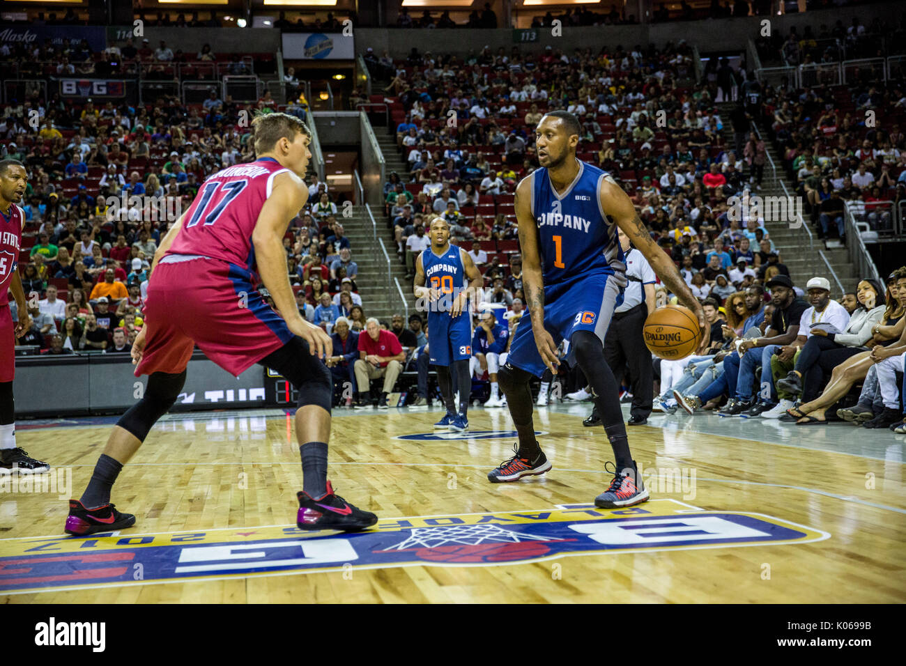 Dermarr Johnson 1 3 S Company Drives Ball Toward Lou Amundson 17 Stock Photo Alamy