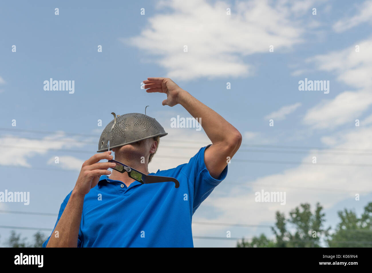 how to see the eclipse with a colander how to see the eclipse with a colander