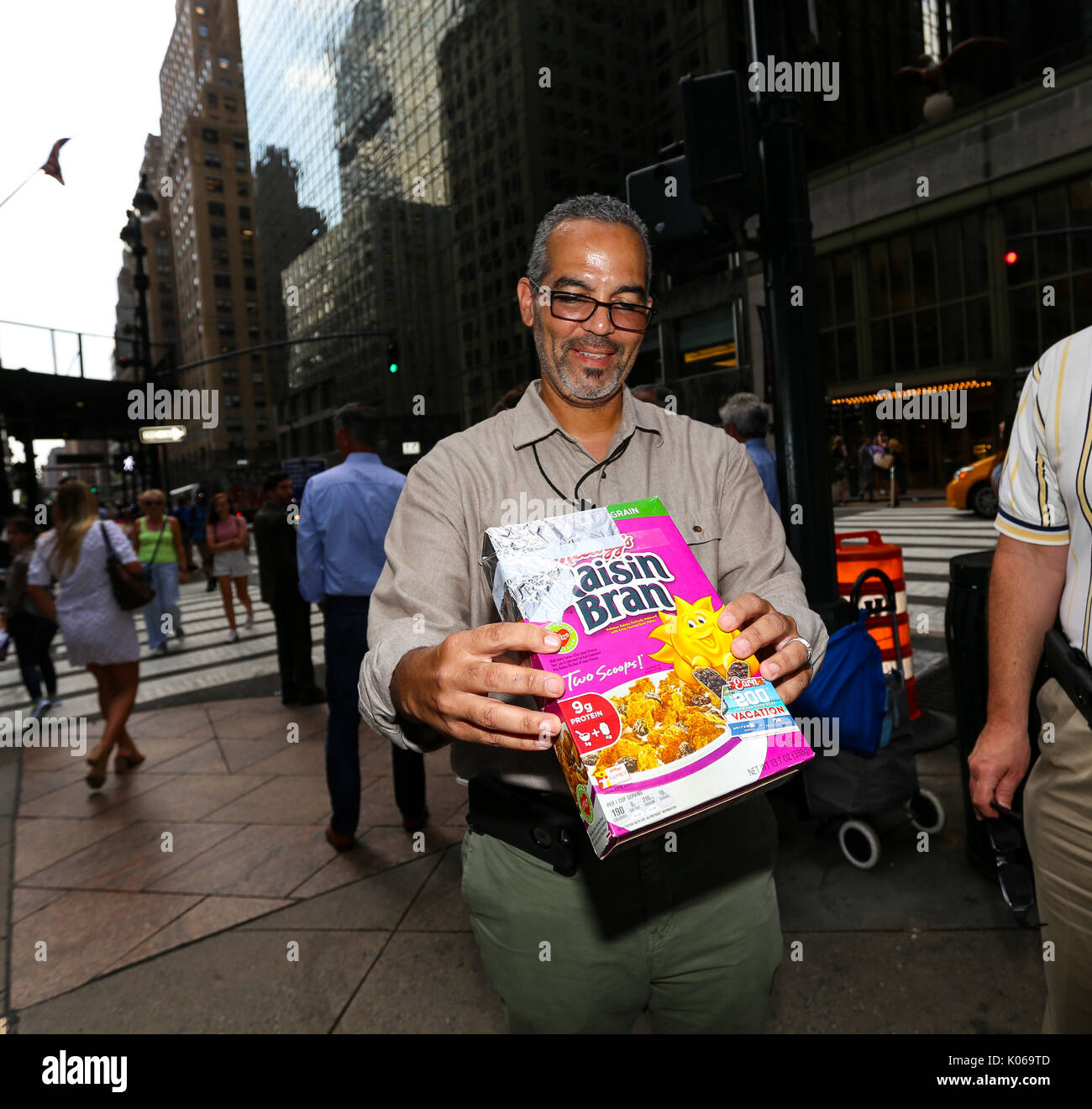 New York, USA. 21st August, 2017. People Look Through Home Made Eclipse Viewers Made Out of Cereal Boxes As They Try and View The Full Total Eclipse On And Near 42nd Street By Grand Central August 21, 2017 in New York City. Credit: Donald bowers/Alamy Live News Stock Photo