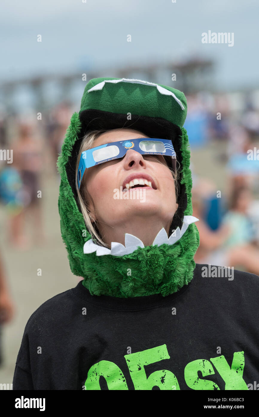 Charleston, Isle of Palms, USA. 21st Aug, 2017. A woman dressed in a dinosaur costume looks up at the total solar eclipse as it passes over the beach outside Charleston August 21, 2017 in Isle of Palms, South Carolina. The solar eclipse after sweeping across the nation crosses the Charleston area before heading over the Atlantic Ocean. Credit: Planetpix/Alamy Live News Stock Photo