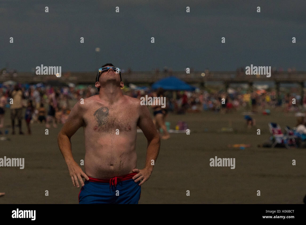 Charleston, Isle of Palms, USA. 21st Aug, 2017. Darkness takes over the day as the solar eclipse reaches totality as spectators watch on the beach outside Charleston August 21, 2017 in Isle of Palms, South Carolina. The solar eclipse after sweeping across the nation crosses the Charleston area before heading over the Atlantic Ocean. Credit: Planetpix/Alamy Live News Stock Photo