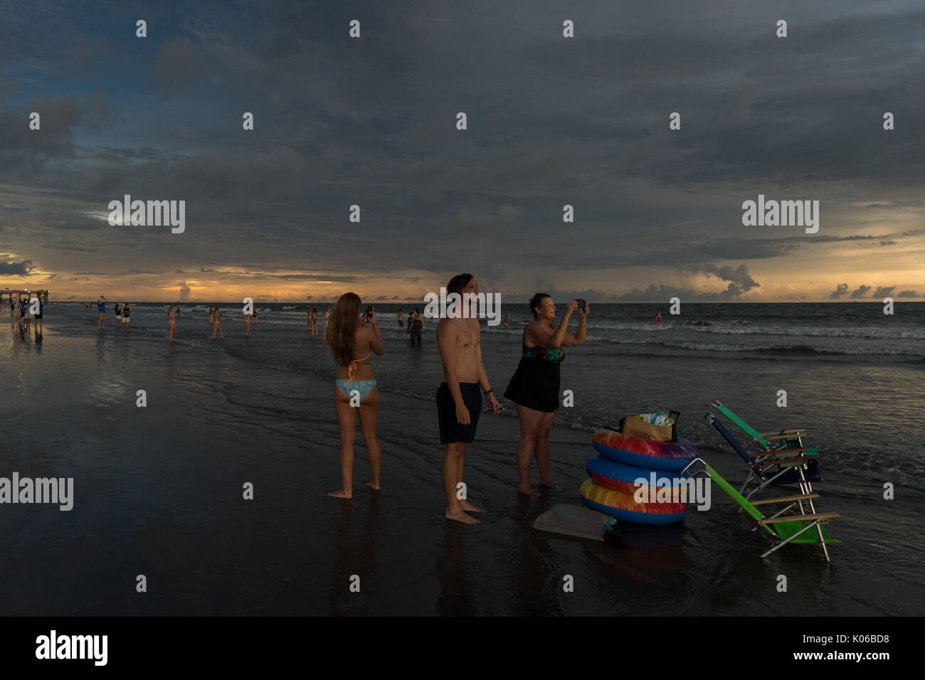 Charleston, Isle of Palms, USA. 21st Aug, 2017. Darkness takes over the day as the solar eclipse reaches totality along the beach outside Charleston August 21, 2017 in Isle of Palms, South Carolina. The solar eclipse after sweeping across the nation crosses the Charleston area before heading over the Atlantic Ocean. Credit: Planetpix/Alamy Live News Stock Photo
