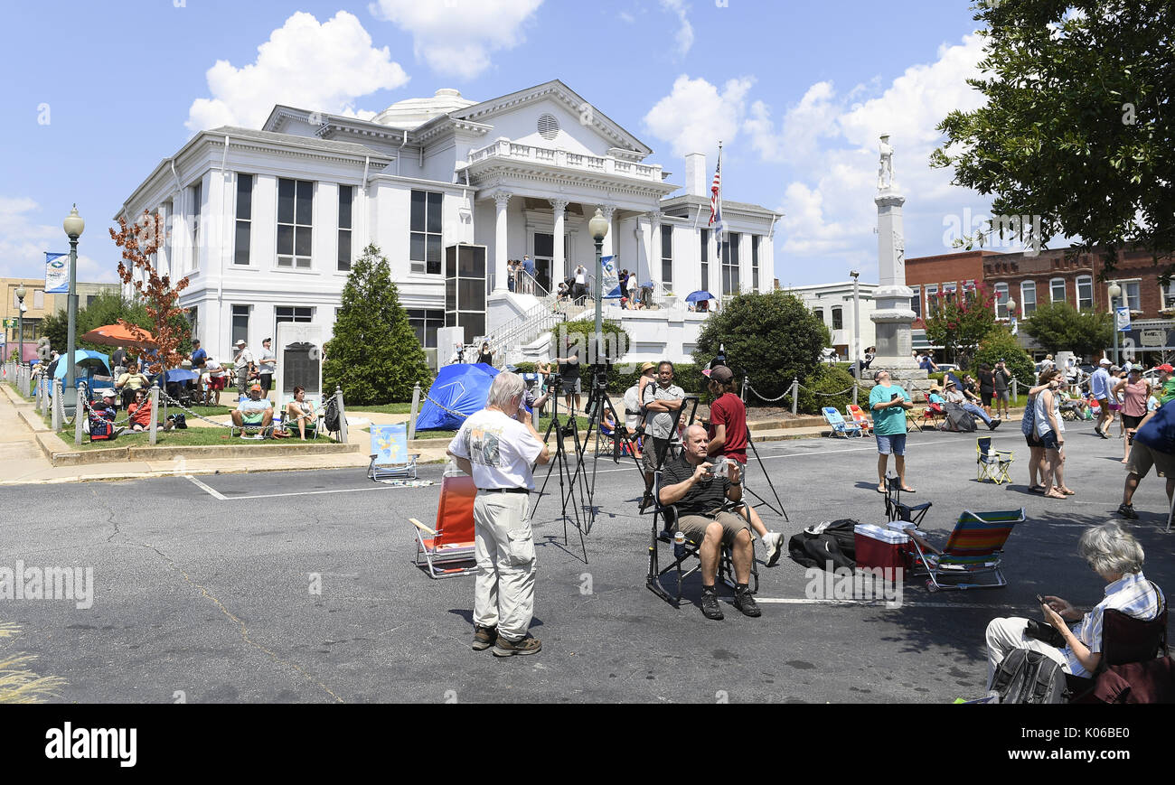 Laurens, South Carolina, USA. 21st Aug, 2017. Visitors watch the solar
