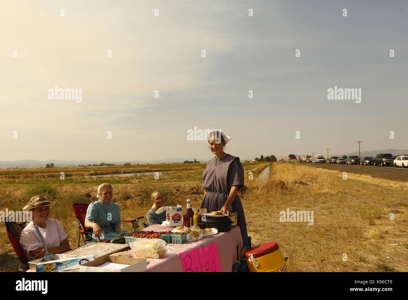 Madras, Oregon, USA. 21st Aug, 2017. Solar eclipse in Madras, Oregon, USA. Industrious locals set up food stands along the way.  An estimated 500,000 people descended on rural Oregon to watch the solar eclipse. Credit: Marcel Siegle/Ģ����ý Live News Stock Photo