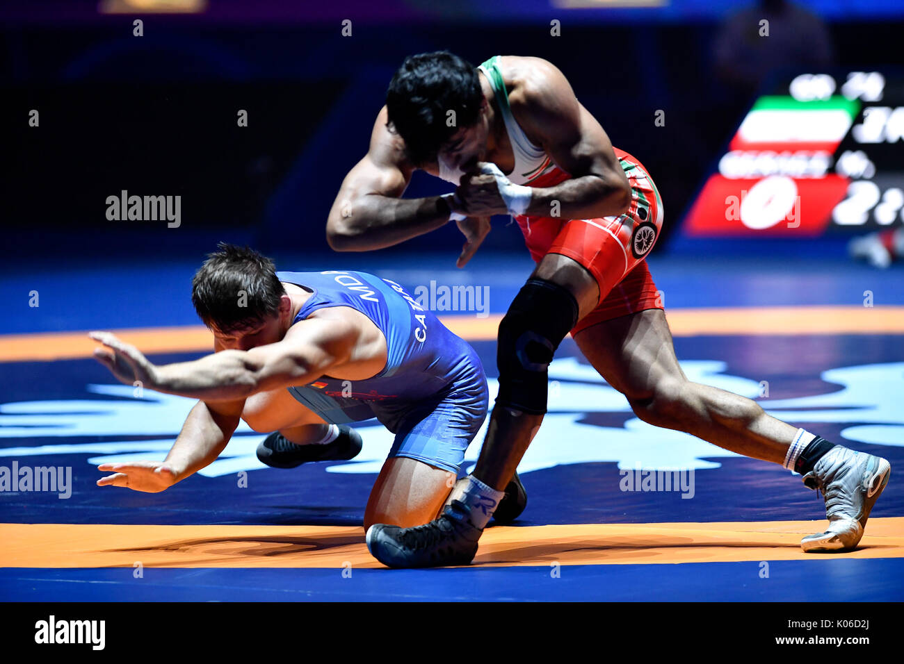 Paris. 21st Aug, 2017. Mohammadali Abdolhamid Geraei of Iran (R) competes  with Daniel Cataraga of Moldova during the bronze match of men's 71kg  Greece-Roman wrestling of the FILA World Wrestling Championships in