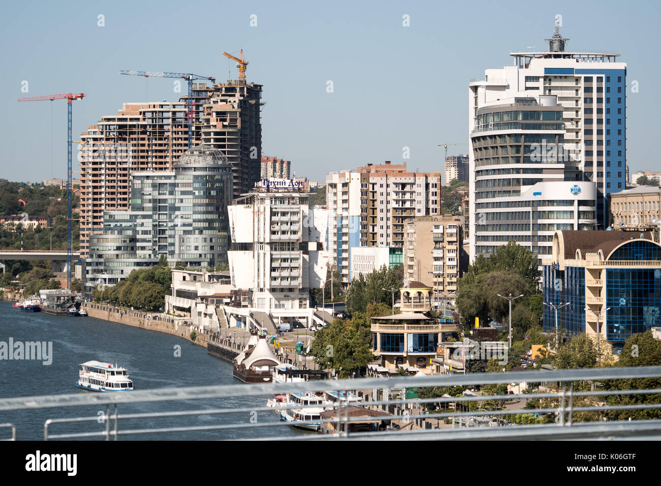 Yalangoch qizlarning quchoqlashib, opishgan suratlari